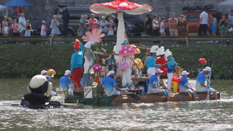 Environ 15.000 personnes à la 42e Régate de baignoires de Dinant