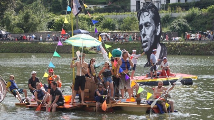 Environ 15.000 personnes à la 42e Régate de baignoires de Dinant