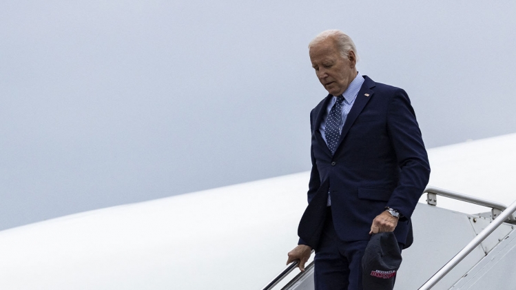 biden-escalier