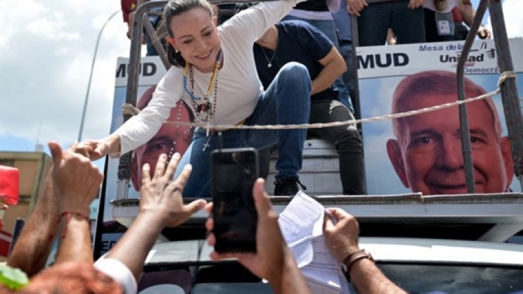 La cheffe de l'opposition et ses soutiens dans la rue pour revendiquer la victoire