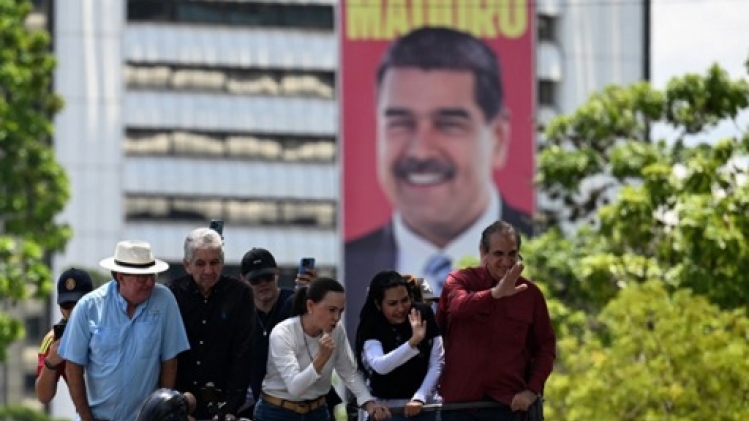 La cheffe de l'opposition et ses soutiens dans la rue pour revendiquer la victoire