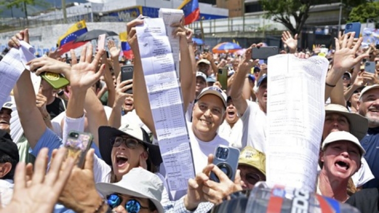 La cheffe de l'opposition et ses soutiens dans la rue pour revendiquer la victoire