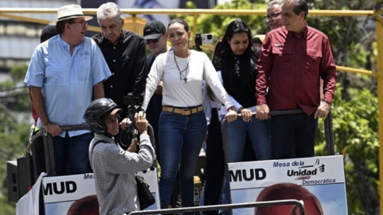 La cheffe de l'opposition et ses soutiens dans la rue pour revendiquer la victoire