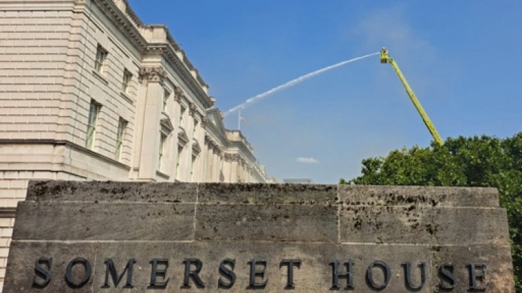 L'incendie sur le toit d'un centre d'art à Londres en cours d'extinction, aucun blessé