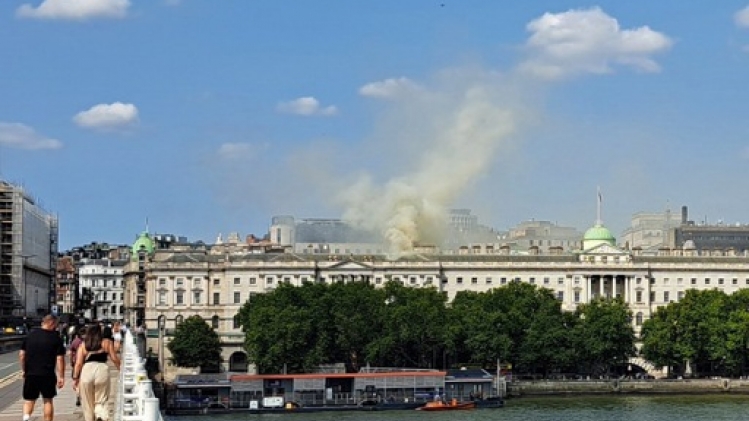 L'incendie sur le toit d'un centre d'art à Londres en cours d'extinction, aucun blessé