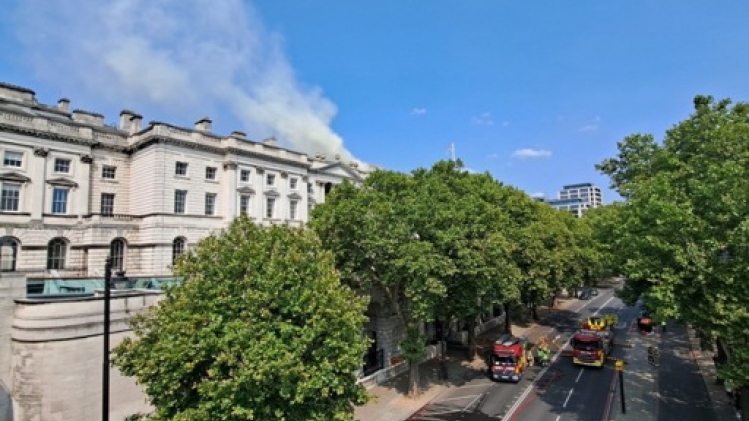 L'incendie sur le toit d'un centre d'art à Londres en cours d'extinction, aucun blessé