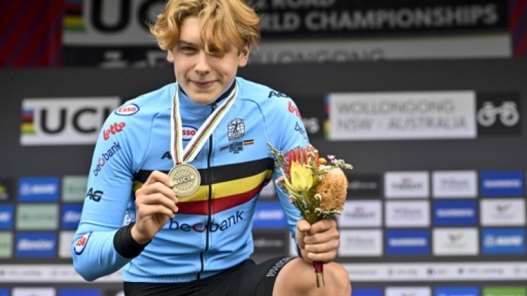 Vlad Van Mechelen signe en tant que coureur professionnel chez Bahrain-Victorious