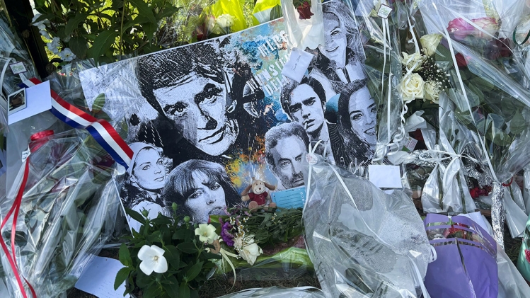 Les enfants de Delon "extrêmement touchés" par les hommages à leur père