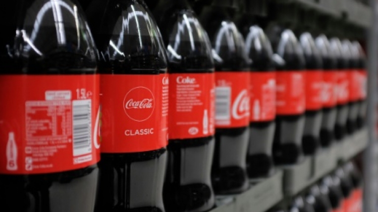 Coca-Cola et Schweppes temporisent sur les microplastiques trouvés dans leurs bouteilles