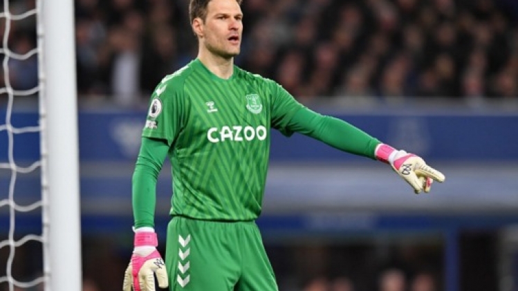 Le gardien Asmir Begovic retourne à Everton comme doublure de Jordan Pickford