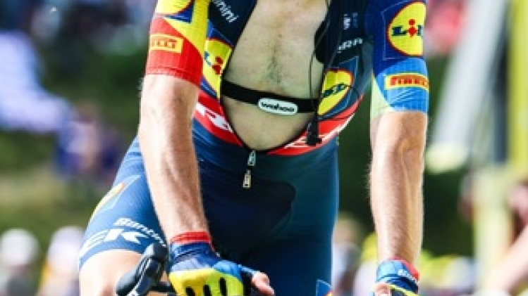 Un cerf provoque la chute des coureurs Giulio Ciccone et Txomin Juaristi