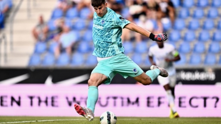 Le jeune gardien Mike Penders signe à Chelsea mais reste à Genk jusqu'en fin de saison