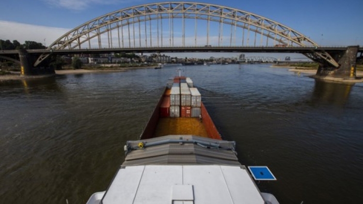 Les niveaux d'eau en baisse du Rhin limitent la cargaison des péniches