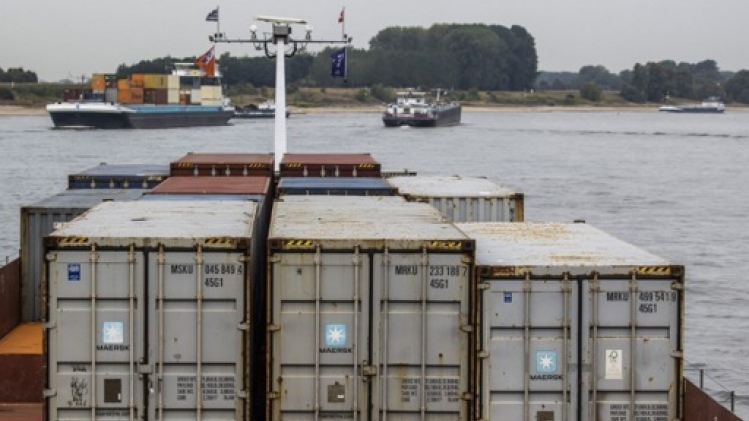 Les niveaux d'eau en baisse du Rhin limitent la cargaison des péniches