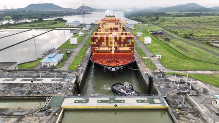 Record battu dans le canal du Panama du navire ayant la plus grande capacité de transport