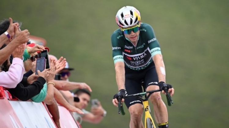 Wout van Aert abandonne lors de la 16e étape, touché au genou après une deuxième chute