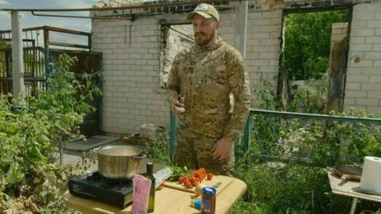 Sur le front est de l'Ukraine, la drôle de vie d'un soldat influenceur