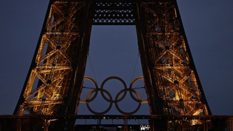Les anneaux olympiques resteront sur la tour Eiffel au moins jusqu'en 2028, selon Hidalgo