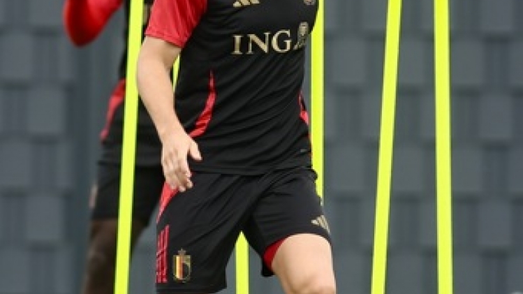 Maxim De Cuyper titularisé à gauche et Arthur Theate dans l'axe contre Israël