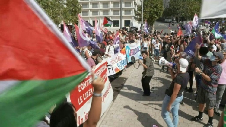 Résistance, destitution: la gauche défile contre Macron