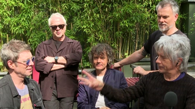 Après une tournée XXL dans les stades, Indochine livre samedi Babel Babel, double opus combatif dont l'essentiel des titres a été dévoilé voici peu par le groupe mené par Nicola Sirkis.