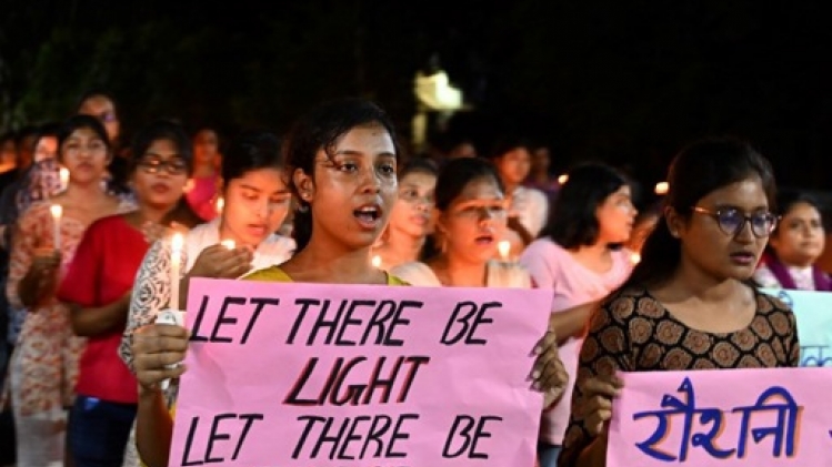 Viol et meurtre d'une médécin indienne: les médecins grévistes défient la justice