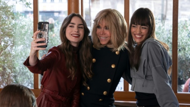 Emmanuel Macron demande à Emily de rester à Paris