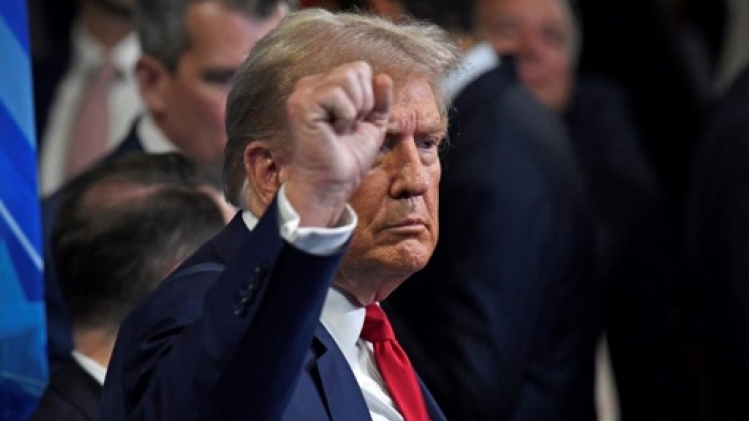 Harris met Trump au défi de débattre une deuxième fois