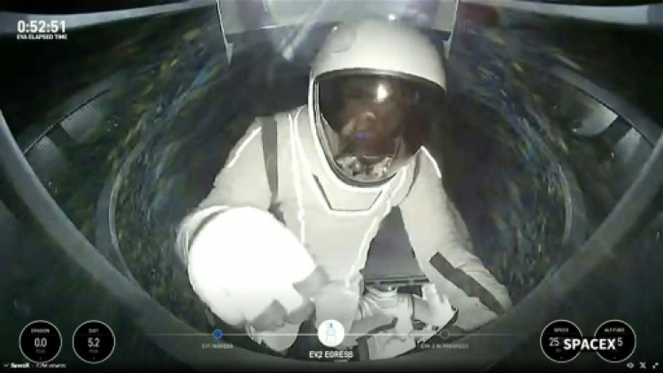 SpaceX marque l'Histoire avec la première sortie spatiale privée