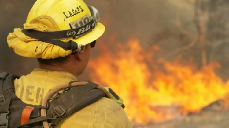 Les incendies menacent près de Los Angeles, rasant des maisons