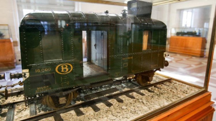 Treize artistes s'emparent de la table à dessin de Train World