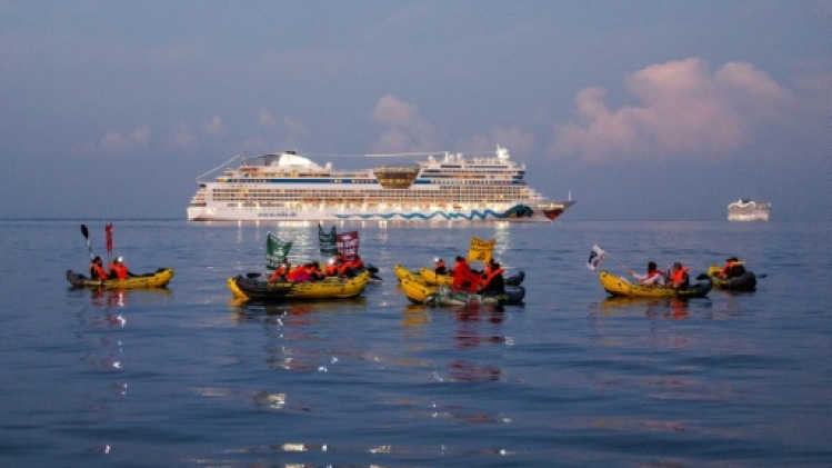 A Marseille, une action de blocage en mer contre la pollution des navires de croisières