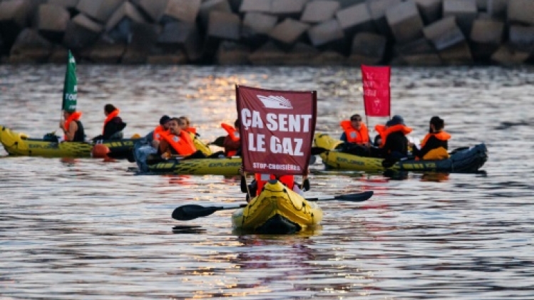 A Marseille, une action de blocage en mer contre la pollution des navires de croisières