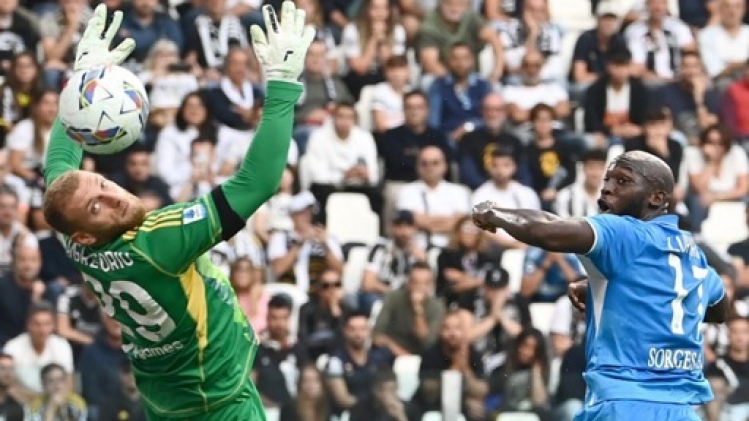 Le Napoli de Romelu Lukaku s'impose contre Monza, l'Atlético et le Real partagent le derby