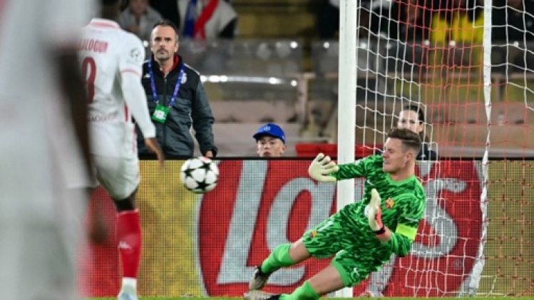 Le gardien du FC Barcelone, Marc-Andre ter Stegen opéré du genou, absent de longs mois