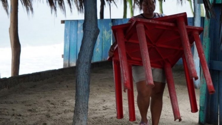 Mexique: l'ouragan John touche terre, dégradé en catégorie 2