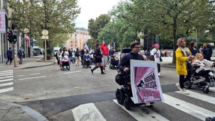 Une centaine de personnes porteuses d'un handicap défilent à Bruxelles pour leurs droits