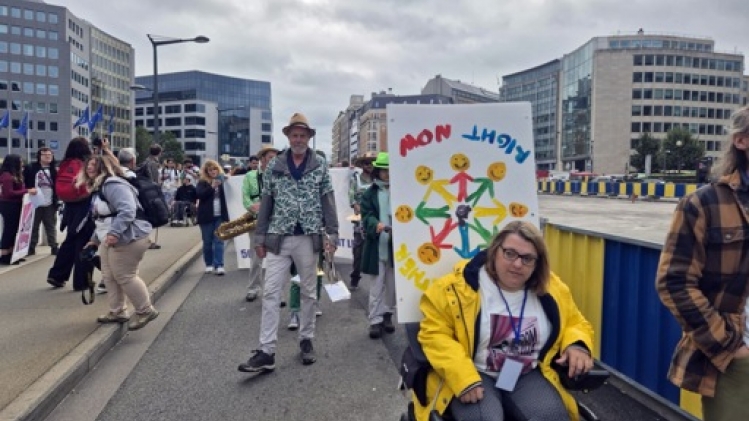 Une centaine de personnes porteuses d'un handicap défilent à Bruxelles pour leurs droits