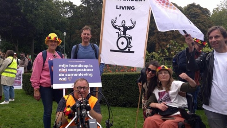 Une centaine de personnes porteuses d'un handicap défilent à Bruxelles pour leurs droits