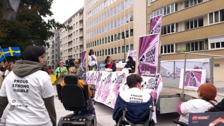 Une centaine de personnes porteuses d'un handicap défilent à Bruxelles pour leurs droits