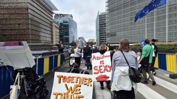 Une centaine de personnes porteuses d'un handicap défilent à Bruxelles pour leurs droits