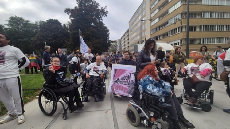 Une centaine de personnes porteuses d'un handicap défilent à Bruxelles pour leurs droits