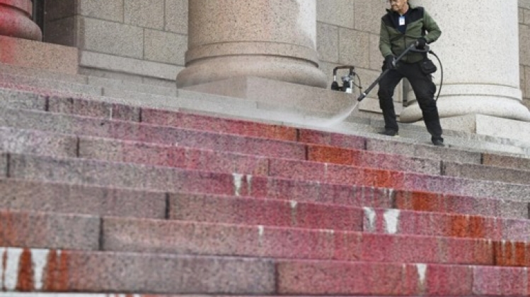 Finlande: des écologistes aspergent de peinture rouge le Parlement