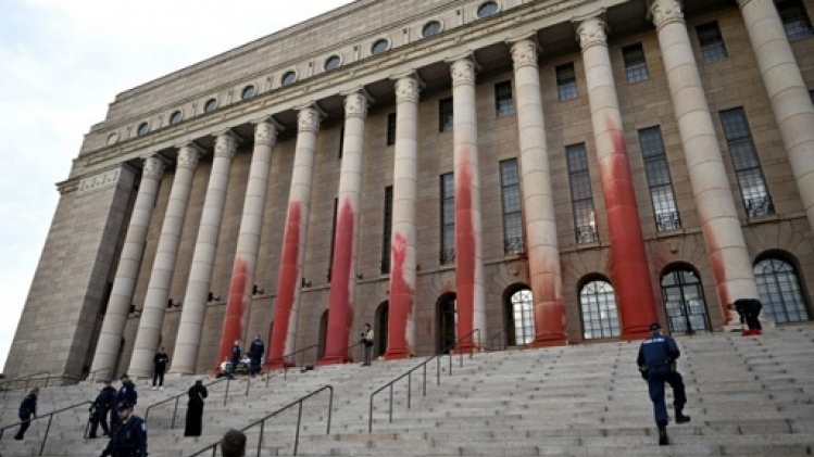Finlande: des écologistes aspergent de peinture rouge le Parlement