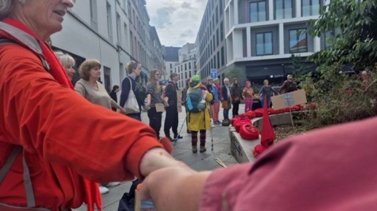 Une écharpe de 1,5 kilomètre tricotée pour rappeler l'urgence d'agir pour le climat