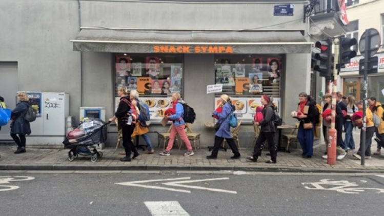 Une écharpe de 1,5 kilomètre tricotée pour rappeler l'urgence d'agir pour le climat
