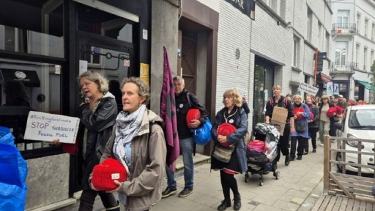 Une écharpe de 1,5 kilomètre tricotée pour rappeler l'urgence d'agir pour le climat