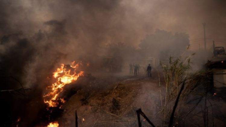 Un feu de forêt en Grèce près de Corinthe, un village évacué