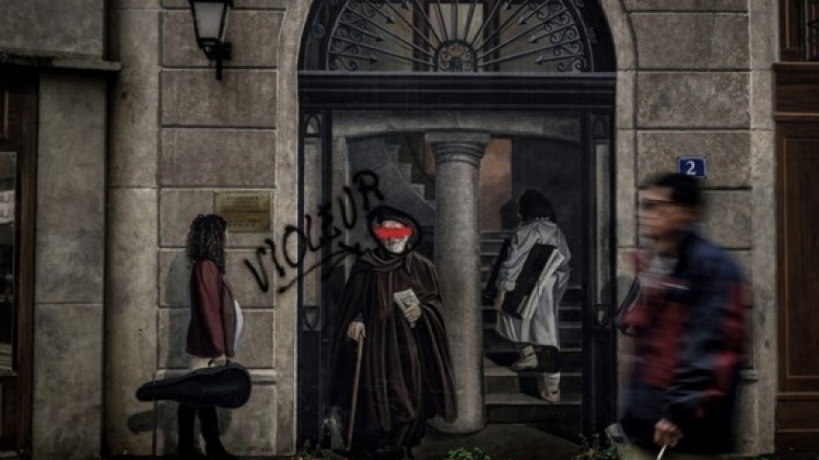 Un portrait de l'Abbé Pierre dégradé sur une fresque à Lyon, sa ville natale