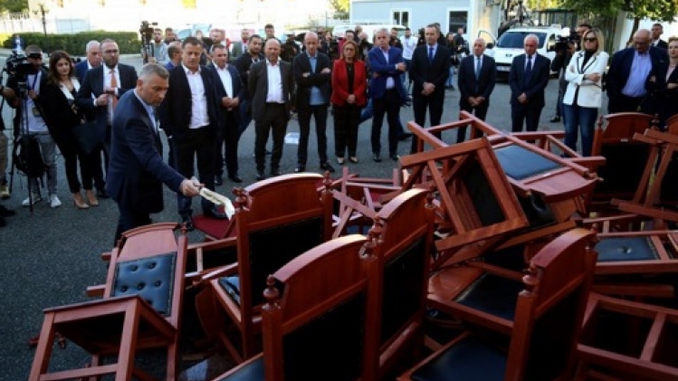 Albanie : l'opposition met le feu aux chaises devant le Parlement